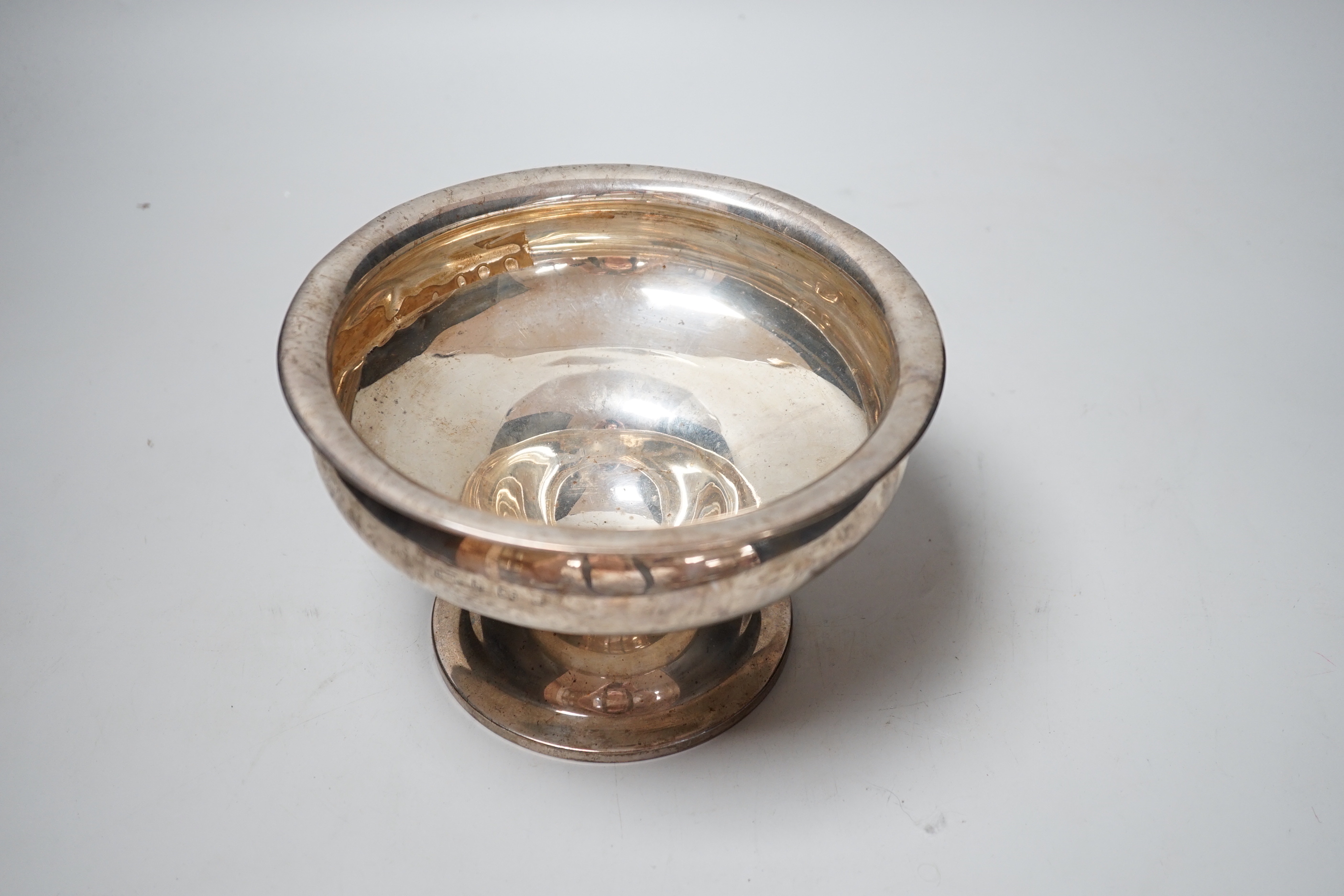 An Edwardian silver pedestal bowl, indistinct maker's mark, Birmingham, 1903, diameter 18.6cm, 12.6oz.